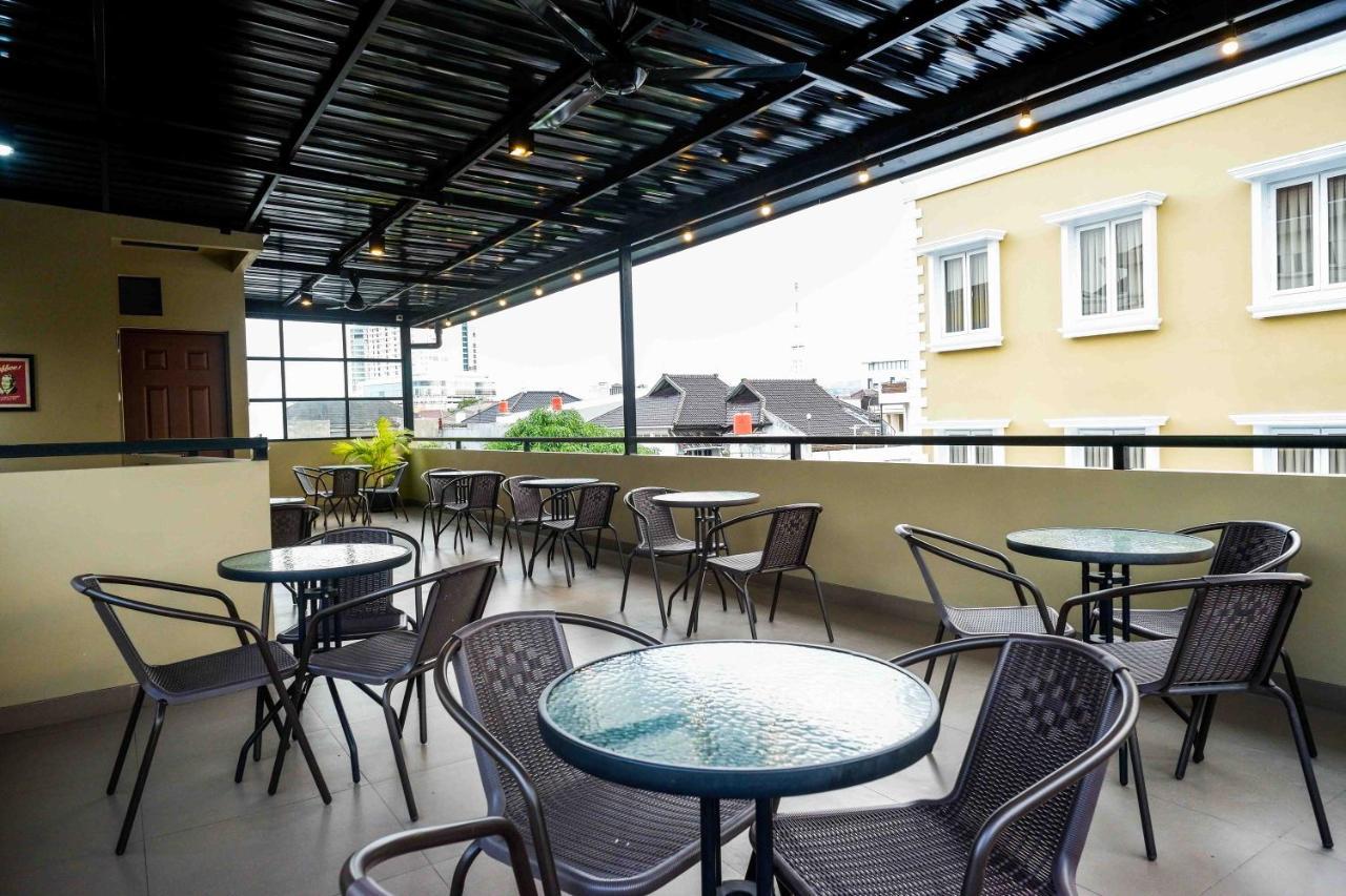 Hotel Sans Empress Simpang Lima